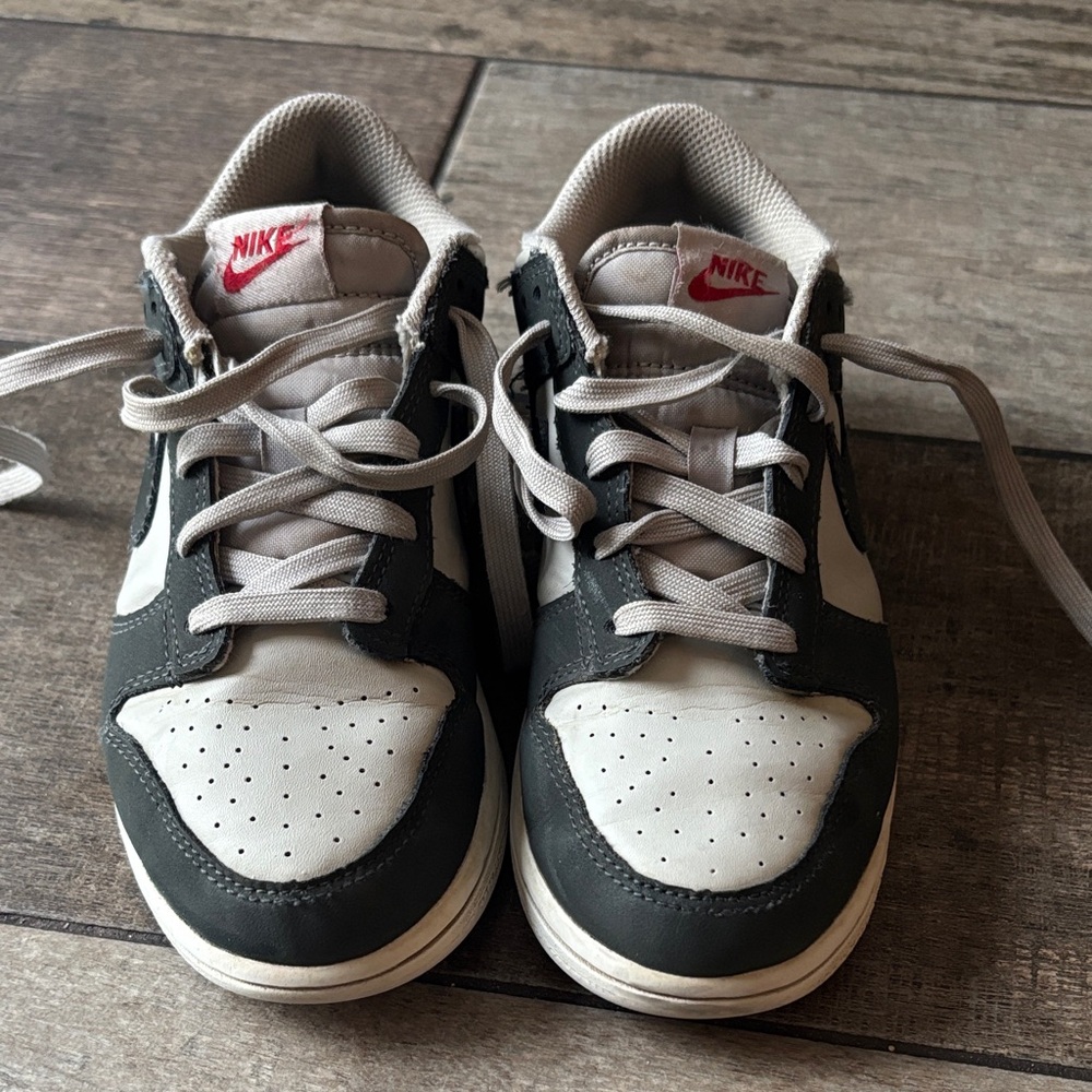 Nike Kids Low-Top Sneakers in White, Black and Red Logo